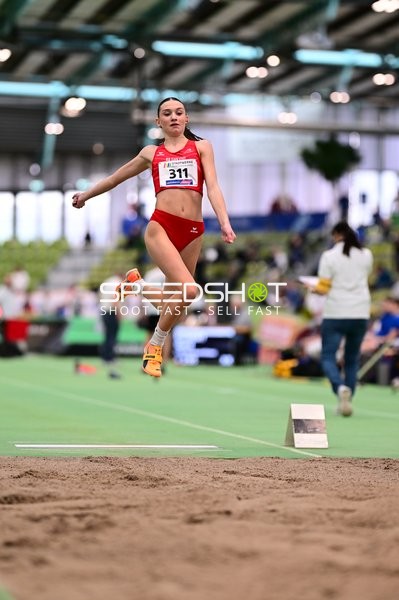 Athletin mit Startnummer 311 beim Weitsprung