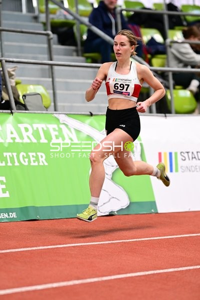 Athletin mit Startnummer 697 in Aktion