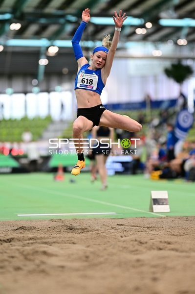 Athletin mit Startnummer 618 im Weitsprung