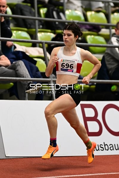 Athletin mit Startnummer 696 in Aktion