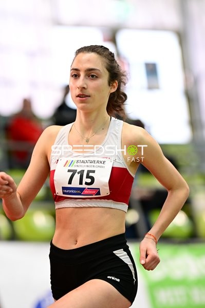 Athletin mit Startnummer 715 in Aktion