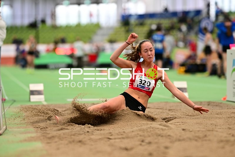 Athletin mit Startnummer 320 im Weitsprung