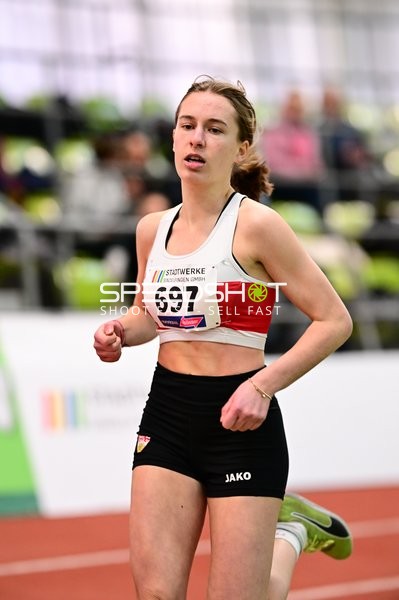 Athletin mit Startnummer 697 im Lauf