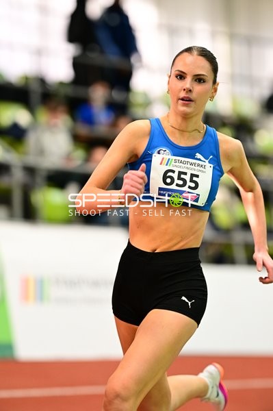 Athletin mit Startnummer 655 in Aktion