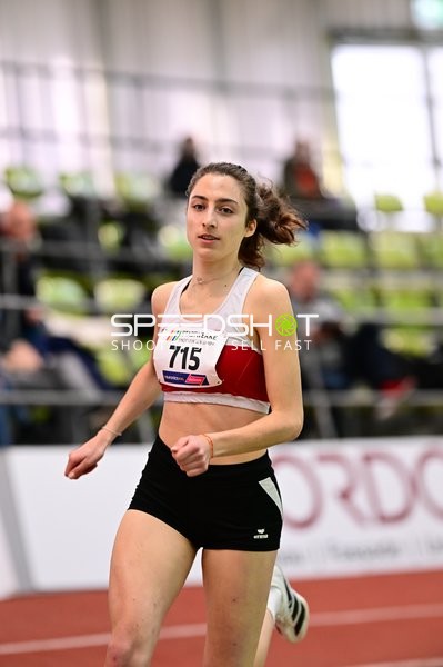 Athletin mit Startnummer 715 in Aktion