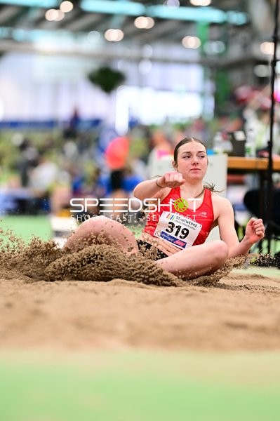 Athletin mit Nummer 319 im Weitsprung