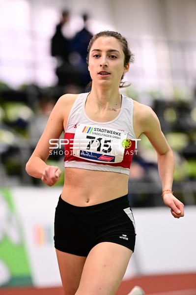 Athletin mit Startnummer 715 in Aktion