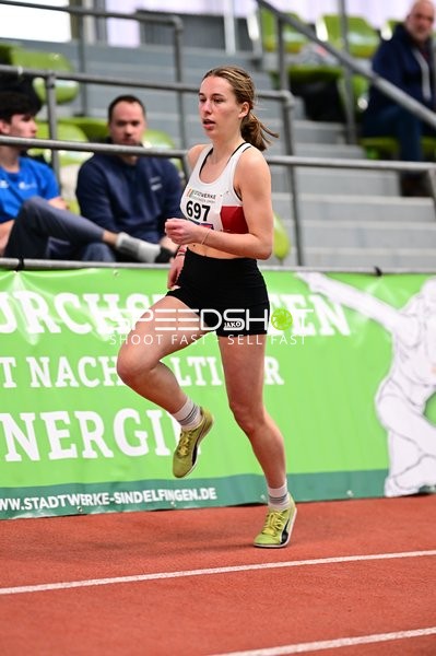 Athletin mit Startnummer 697 in Aktion