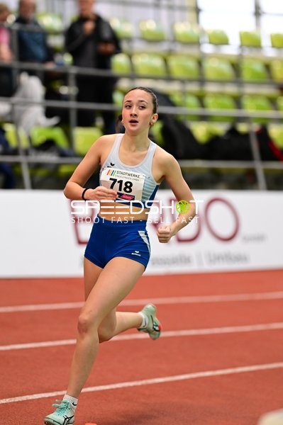 Athletin mit Startnummer 718 in Aktion