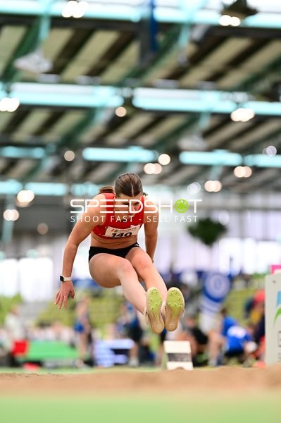 Weitsprung im Glaspalast