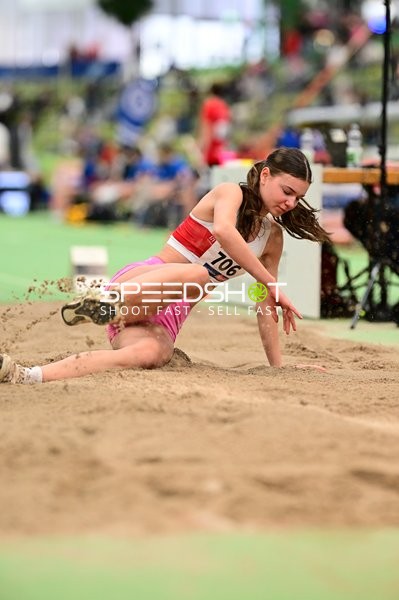 Athletin mit Nummer 706 im Weitsprung