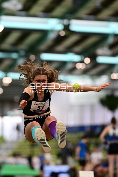 Athletin mit Startnummer 57 beim Weitsprung