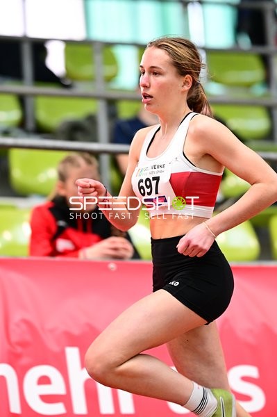 Athletin mit Nummer 697 in Aktion