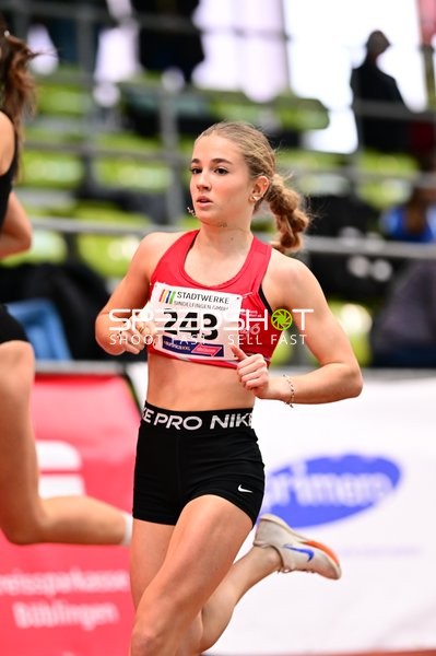 Athletin mit Startnummer 243 in Aktion