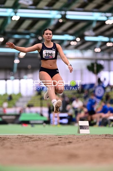 Athletin mit Startnummer 196 beim Weitsprung