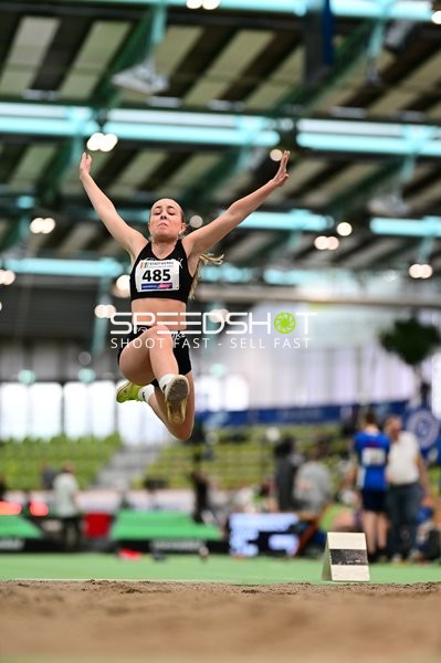 Athletin mit Startnummer 485 beim Weitsprung