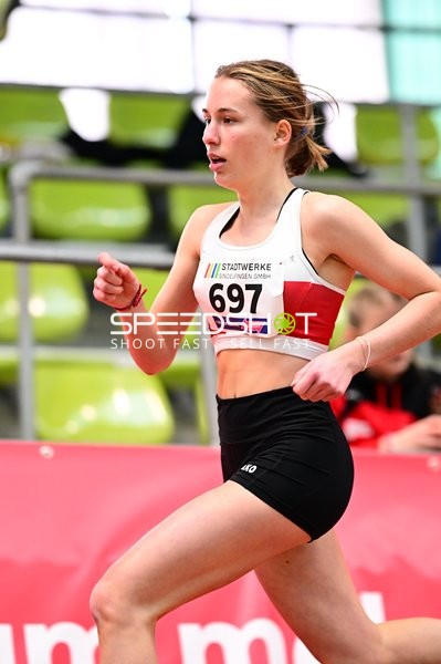 Athletin mit Startnummer 697 in Aktion