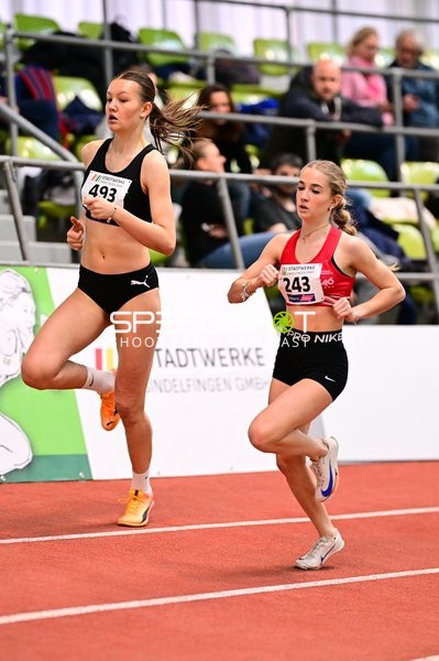 Athletinnen laufen im Glaspalast