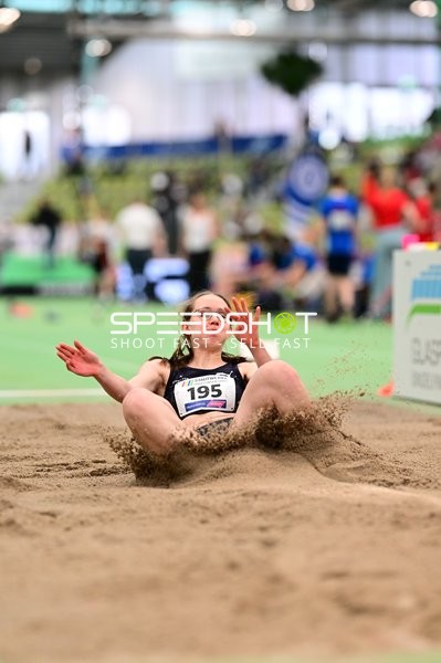 Athletin mit Startnummer 195 im Weitsprung