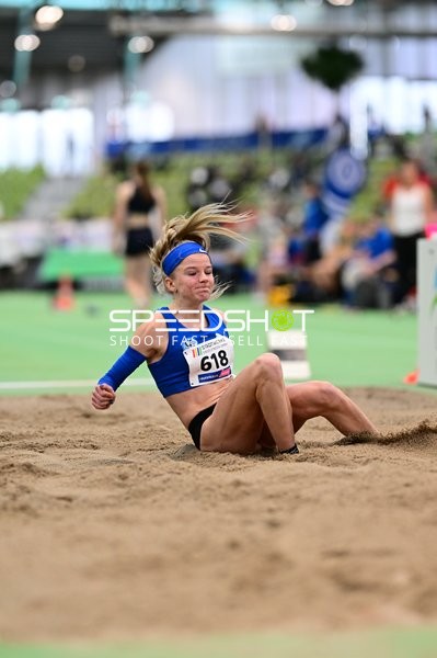 Athletin mit Startnummer 618 im Weitsprung