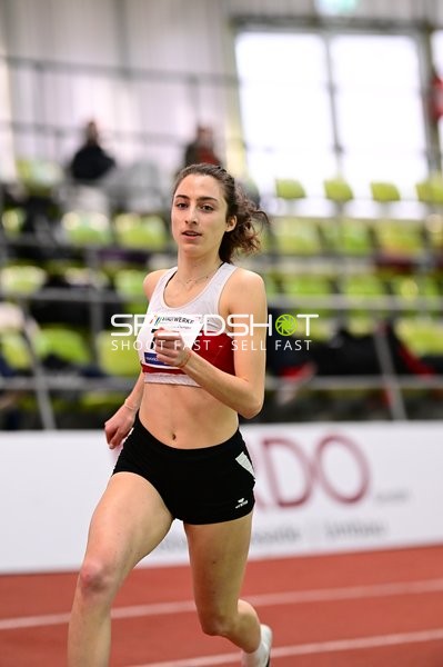 Athletin läuft im Glaspalast