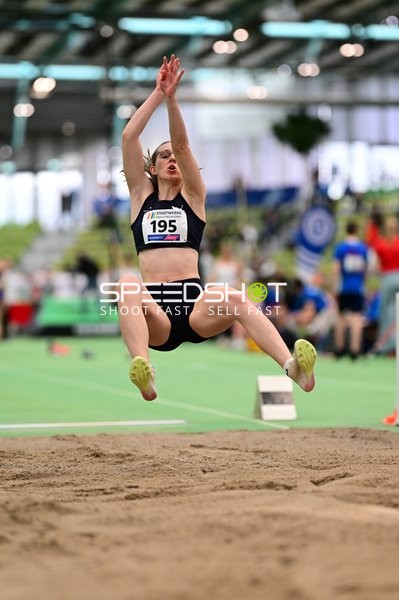 Athletin beim Weitsprung
