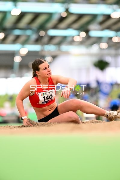 Startnummer 140 beim Weitsprung
