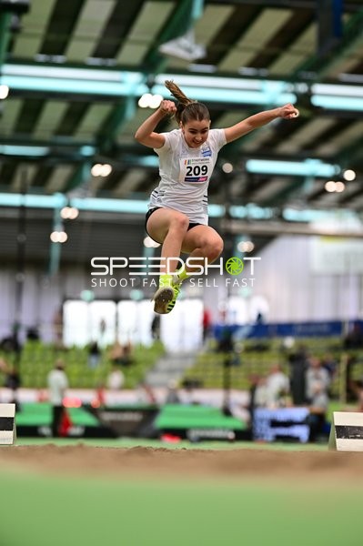 Athletin beim Weitsprung