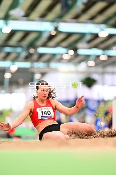 Athletin mit Startnummer 140 im Weitsprung