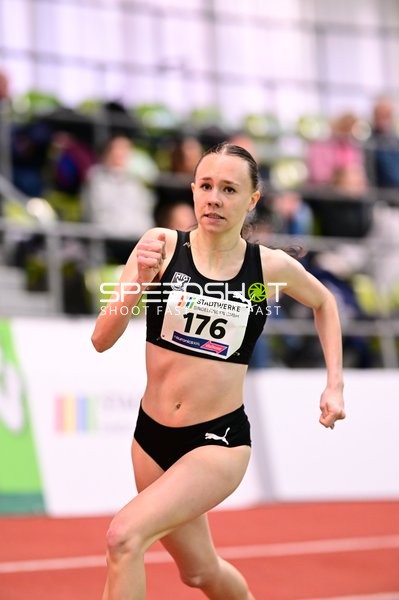 Athletin mit Startnummer 176 sprintet