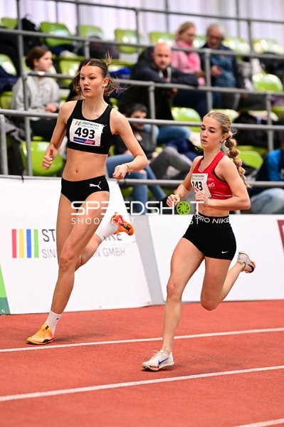 Athletinnen mit Startnummern 493 und 243