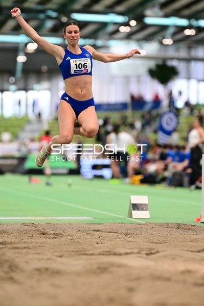 Athletin beim Weitsprung