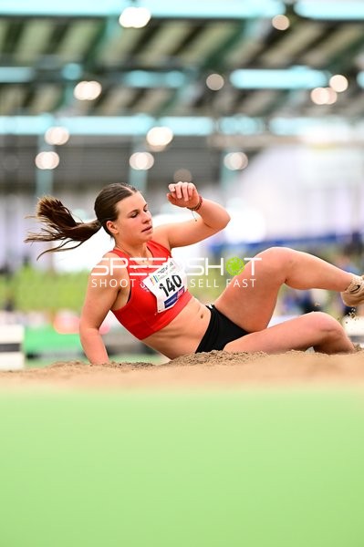 Startnummer 140 beim Weitsprung