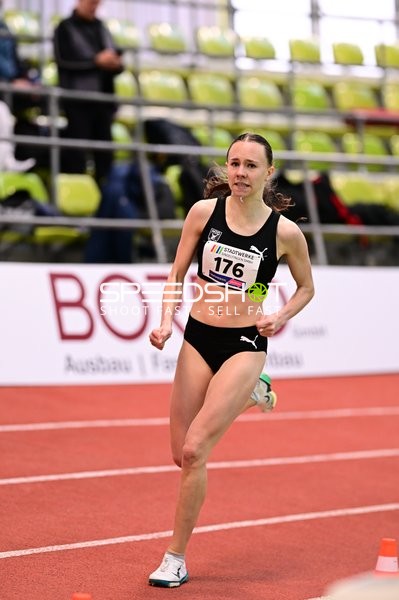 Athletin mit Startnummer 176 in Aktion