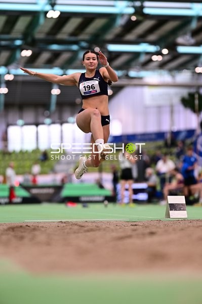 Athletin mit Nummer 196 beim Weitsprung