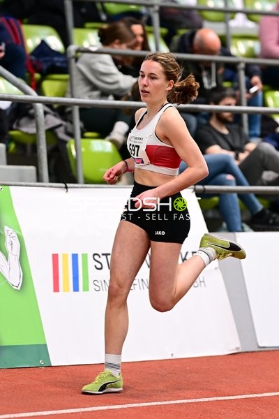 Athletin mit Startnummer 697 läuft