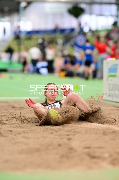 Athletin mit Startnummer 195 im Weitsprung
