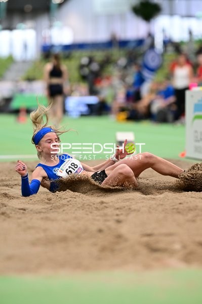 Athletin mit Startnummer 618 im Weitsprung