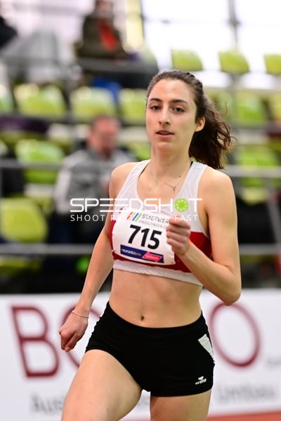 Athletin mit Startnummer 715 in Aktion