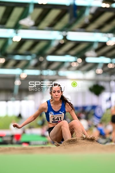 Athletin mit Startnummer 641 im Weitsprung