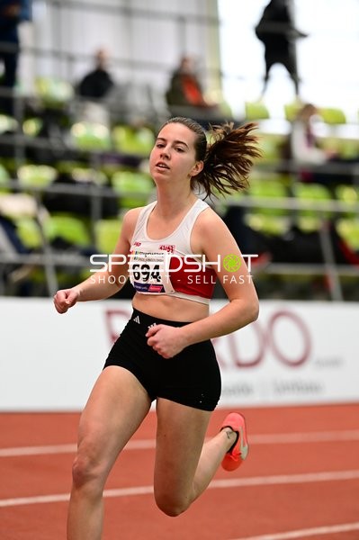 Athletin mit Startnummer 694 in Aktion