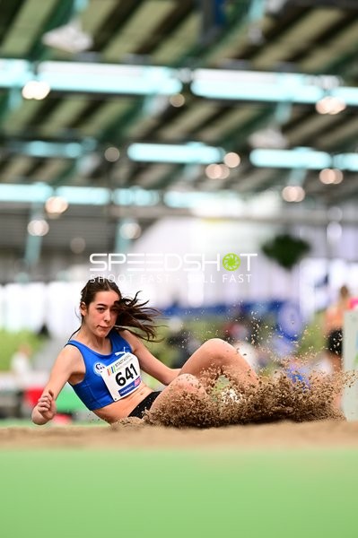 Athletin mit Startnummer 641 im Weitsprung