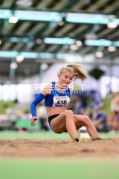 Athletin mit Startnummer 618 im Weitsprung