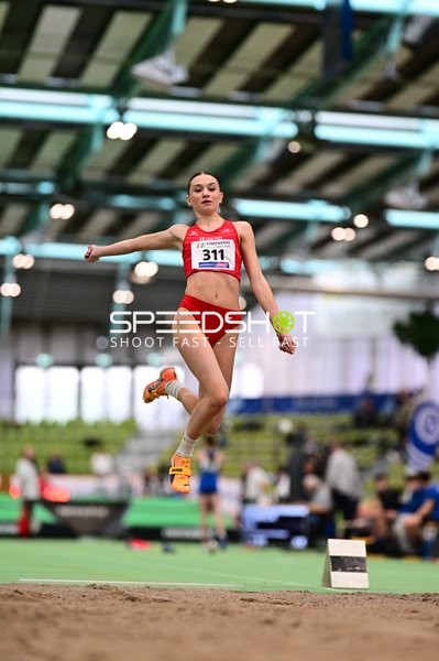 Athletin mit Nummer 311 beim Weitsprung