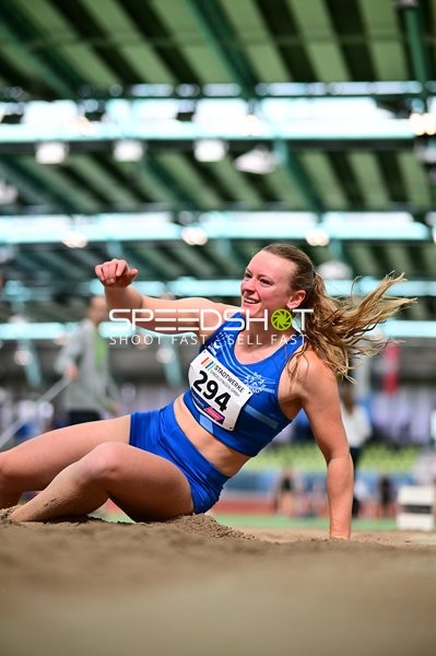 Athletin mit Startnummer 294 im Weitsprung