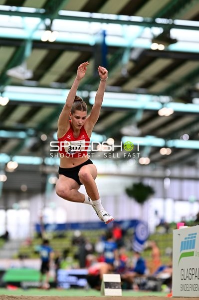 Athletin mit Startnummer 307 beim Weitsprung