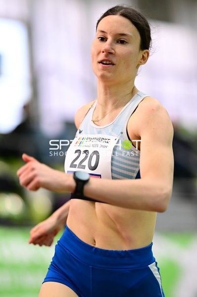 Athletin mit Startnummer 220 in Aktion