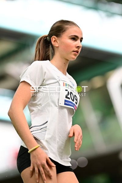 Athletin mit Startnummer 209 in Aktion
