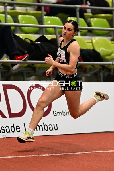 Athletin mit Nummer 53 sprintet