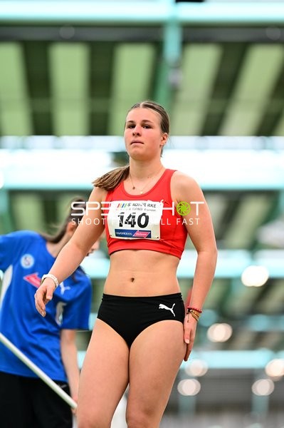 Athletin mit Startnummer 140 im Glaspalast